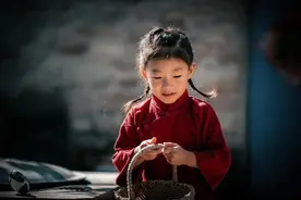 他把女儿打扮成农村小丫头，整组照片充满了年味儿图片