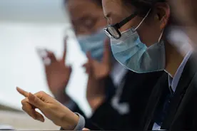 她们用手架起了一座“桥梁”图片