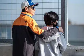 林志颖携妻儿玩赛车，陈若仪穿皮裤秀长腿，Kimi却害羞不露脸图片
