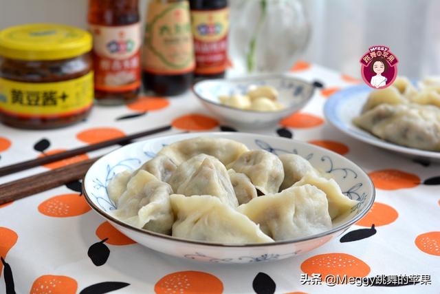 这菜好多人只知道炒着吃，却不知做馅包饺子才叫鲜，韭菜都靠边站