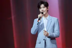 肖战蓝色西装好正啊！这满屏的大长腿，不仅唱歌好人也是帅到爆图片