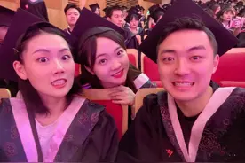官宣恋情？22岁林妙可晒牵手照，两人戴情侣款手表听音乐会图片