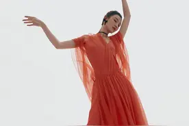 夏日炎炎，孙佳雨盛夏橘色写真曝光，超养眼吸睛图片