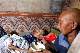 九旬拾荒老人艰难度日，不料万元积蓄被偷，原来他是抗战老兵图片