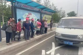鲁QW***M、鲁Q8***5被临沂交警查获！里面塞满务工人员，快装不下了图片