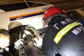 警车上“蛇出没”？“110”紧急呼叫“119”图片