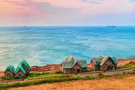 山东有座避暑小城，夏日均温仅25℃，风景不输烟台，还是海鲜之都图片