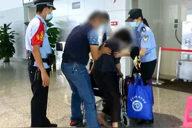 六旬老人光脚出走  铁路民警教育劝返图片