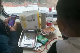 K559次列车回撤途中再次被困：从郑州到新乡，50多个小时的煎熬“就像蒸房一样”图片