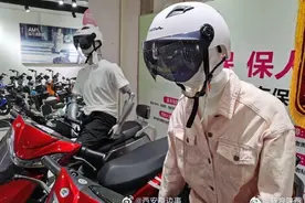 一夜之间头盔价格飙升 西安交警：“一盔一带”处于倡议阶段 暂不会处罚图片