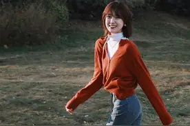 今年穿牛仔裤时，多选这4种流行的“新穿法”，矮个子显高又藏肉图片