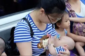 宝妈地铁上掀衣喂母乳，被大爷大骂没素质，宝妈回怼引乘客称赞图片