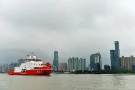 中国首艘万吨级国产破冰船下水可破2米厚冰层成我国极地科考王牌图片
