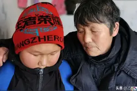 11岁男童放学后离家出走，被姑姑拦路截回，爸爸听说后眼睛湿润图片