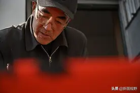 6旬“村级”书法家字体洒脱，全村找他写春联，艺术追求与众不同图片