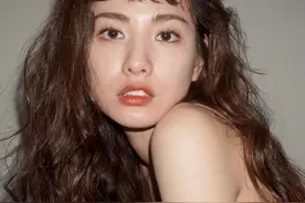 林珍娜ins新照，羊毛卷配吊带少女感十足，长在我审美上的女生图片