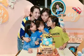 蔡少芬张晋为小儿子庆生，弟弟正脸曝光，模样俏皮可爱酷似爸爸图片