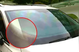 挡风玻璃上的小黑点，很多人嫌难看，车企：别辜负了我们一片苦心图片