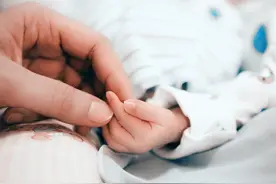 “接生一整天，全是男孩”，护士随口一说，刚生完的宝妈心里发慌图片