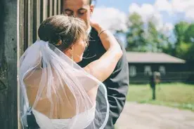 “前任结婚，男子背着妻子偷偷随礼1000块，差点离婚收场”图片