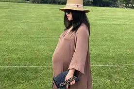 朱珠挺孕肚逛马场，不惧变胖全身出镜，戴墨镜走路起范像走时装周图片