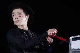 舞台上金光闪闪的华晨宇，拥有十足的魅力图片