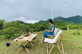 广东一座可开车登顶的风车山，满山野稔子免费摘，露营野炊一级棒图片
