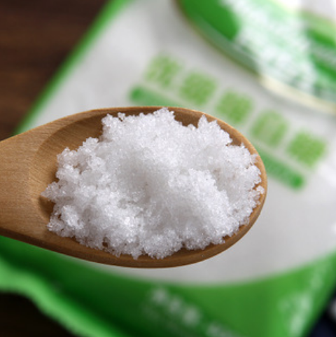 ⑶形状不一样这一点很好区别,白砂糖的颗粒要比绵白糖大很多,绵白糖和