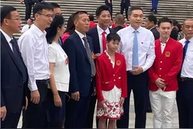 整不会了!全红婵被广东领导拉着合影眼神无助,拽师哥谢思埸不撒手图片