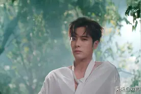 王嘉尔牵手网红引热议，一直争议不断，像他这样的偶像值得一追图片