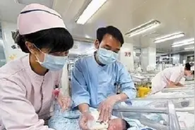 河南一地区宝妈二胎生下六胞胎崩溃，看到孩子的性别，婆婆却开心图片