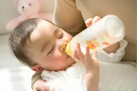 还给宝宝频繁换奶粉？来看看这些危害图片