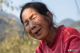 古稀夫妇老年丧子，种3亩蔬菜抚养4岁孙子，还给孙子买房娶媳妇图片