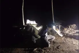 两男子在麦田里骑摩托车追捕野兔，涉嫌非法狩猎罪被刑拘图片