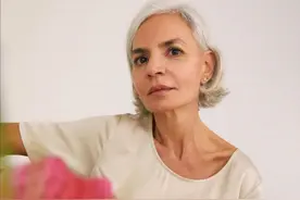 谁说奶奶辈就不能美了？看年过50的她，穿搭又酷又飒，好时髦图片