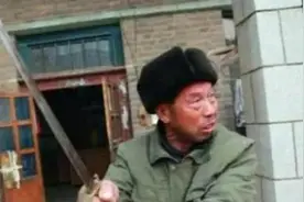老头500万卖掉祖传宝刀，遭专家指责，老人：你们哪有资格管我图片