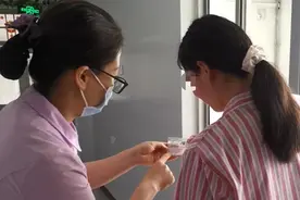 护士口袋里那么多的笔是干啥的？重症监护室里的护士最怕什么？商报记者为你揭秘图片