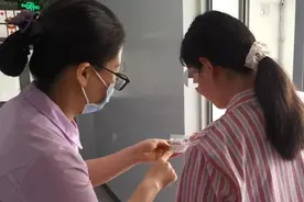 护士口袋里那么多的笔是干啥的？重症监护室里的护士最怕什么？商报记者为你揭秘图片
