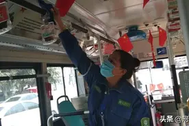 真赞!安阳公交司机张瑞宁把乘客当亲人，做好事传递正能量，常被拍摄照片、视频，发布在抖音、快手上图片