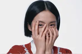 黄磊15岁女儿首拍个人大片，打扮成熟引争议，视角被批过于成人图片