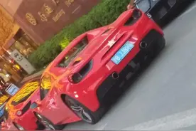 南通街头实拍沪牌豪车，车牌前三位完全相同，一部AMG一部法拉利图片