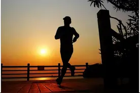 46岁扬州男子，坚持每天晚上夜跑5公里，一年后，他得到了什么？图片