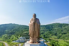世界最高的孔子像，高达90米，历时三年建成，刚建好便成地标建筑图片