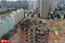 历经11年！23层的西安“最牛民房”正式动工拆除图片