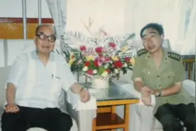 12岁少年瞒着亲人去参军，29年后当上将军回乡，父亲认不出来图片