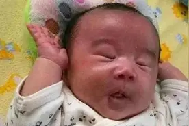 高颜值夫妇生出丑娃，亲子鉴定结果让宝爸“疑惑”：凑合着养吧图片