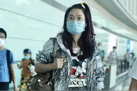 凤凰传奇玲花罕现身，懒理老公PUA女星风波，素颜高调亮相心情好图片