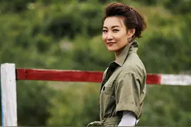 43岁的李梓萌气质好飒，穿上军绿色连体裤，休闲又不乏时尚感图片