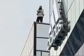 一男一女在北京三里屯某楼顶相拥跳楼？警方通报！【新闻早七点】图片