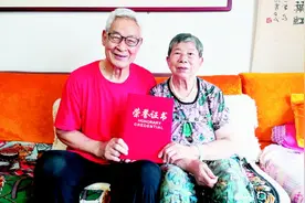 鸿雁传书近8年，结婚55年，一路走来幸福相携，青岛八旬夫妻讲述他们平凡却感人的爱情故事图片